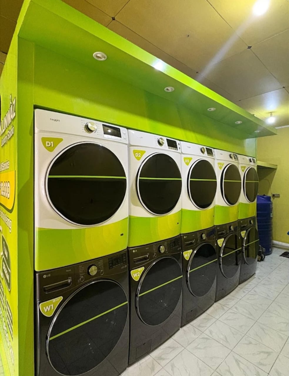 Interior Klinwaz Laundry Self Service dengan mesin cuci modern